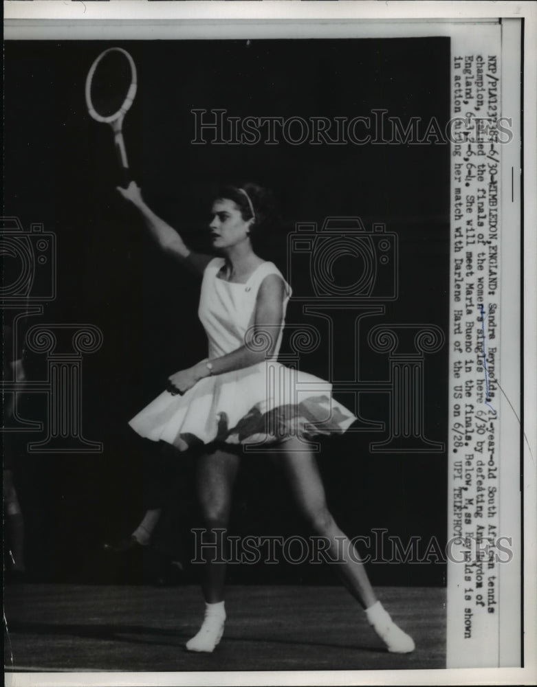 1960 Press Photo Sandra Reynolds vs Ann Raydox at Wimbledon tennis in England- Historic Images