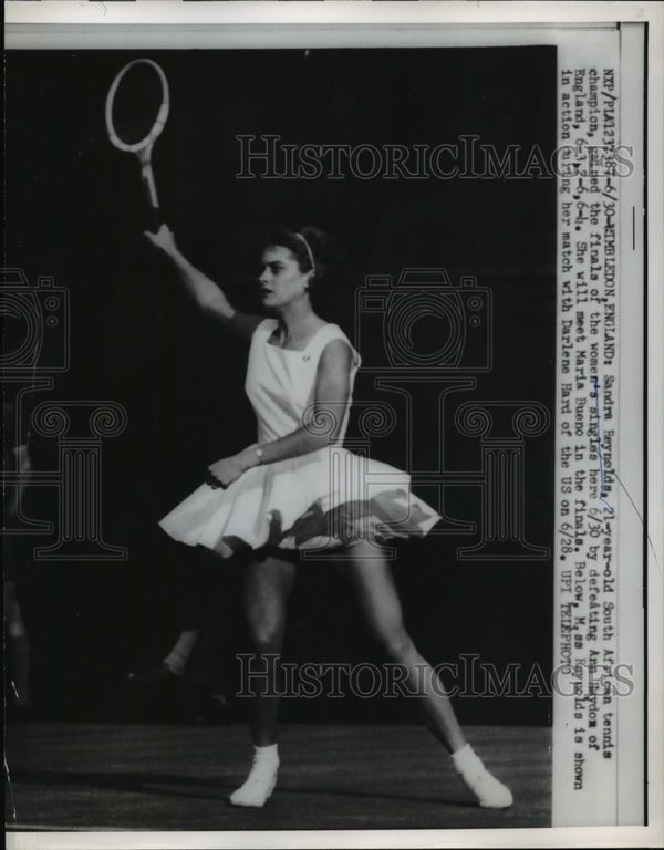 1960 Press Photo Sandra Reynolds vs Ann Raydox at Wimbledon tennis in ...