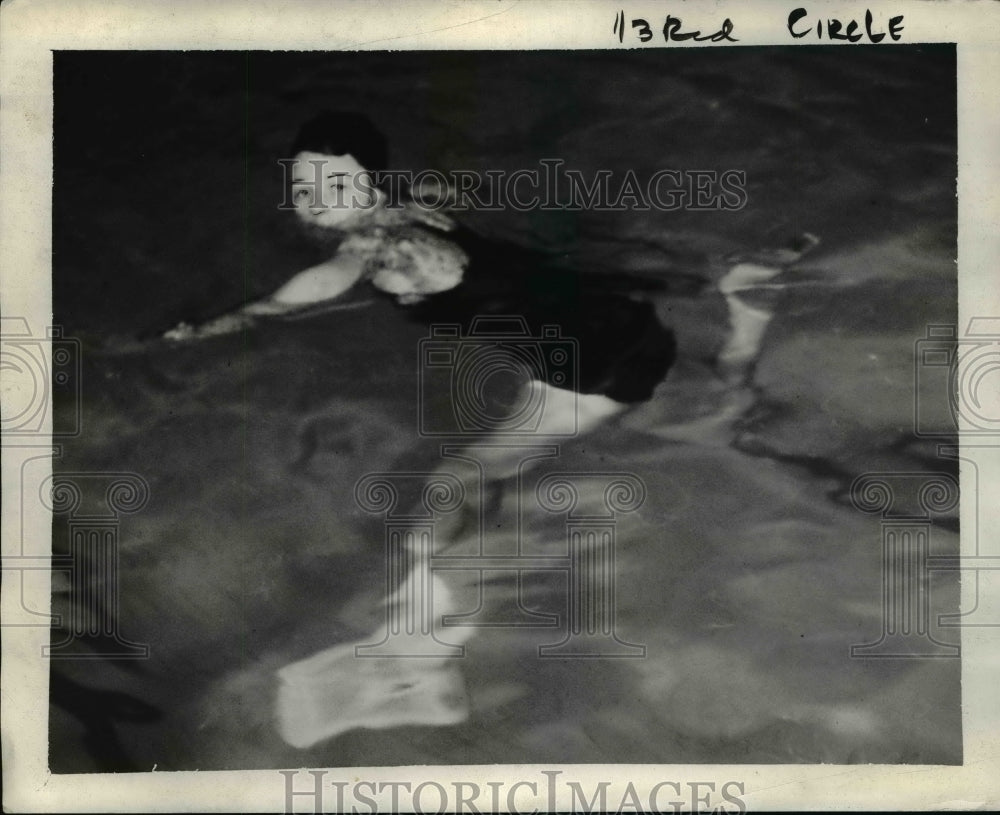 1927 Press Photo Swimmer Gertrude Skauks in a pool - net16890- Historic Images