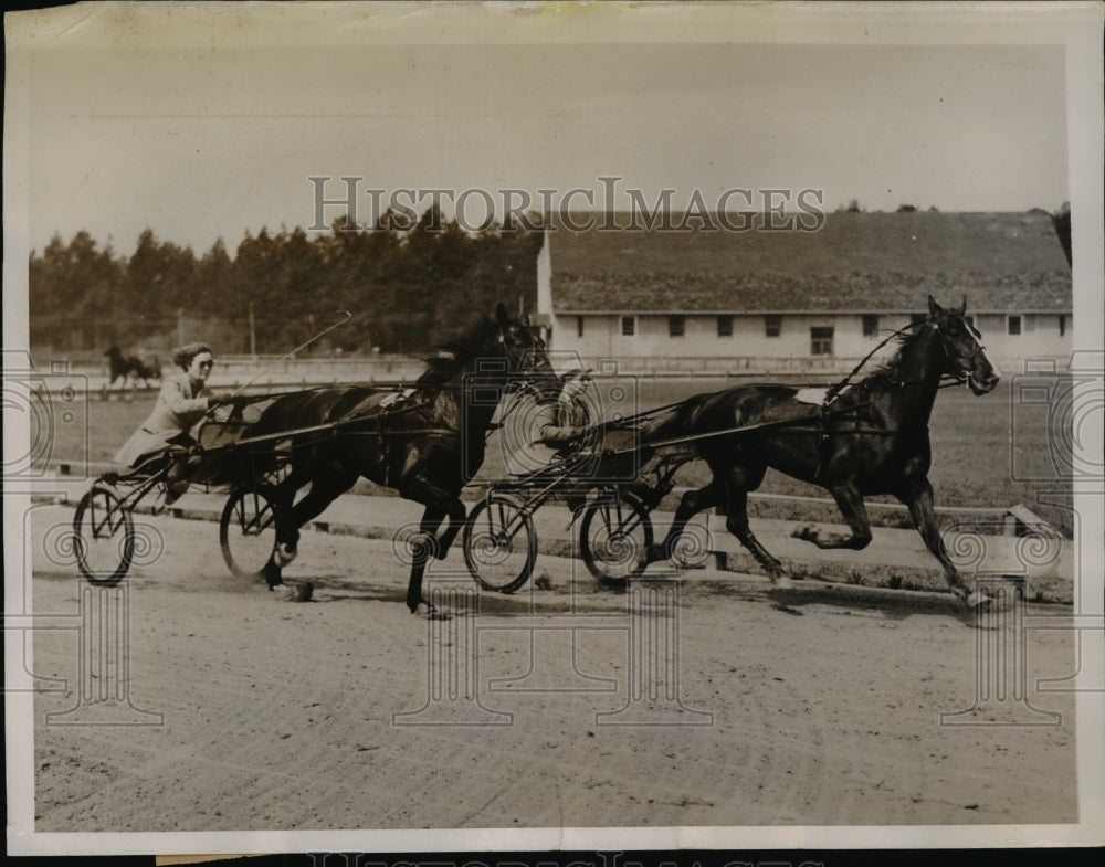 1937 Press Photo Mrs Frederick Bontechi, Mrs Lawrence Smith race at NC track- Historic Images