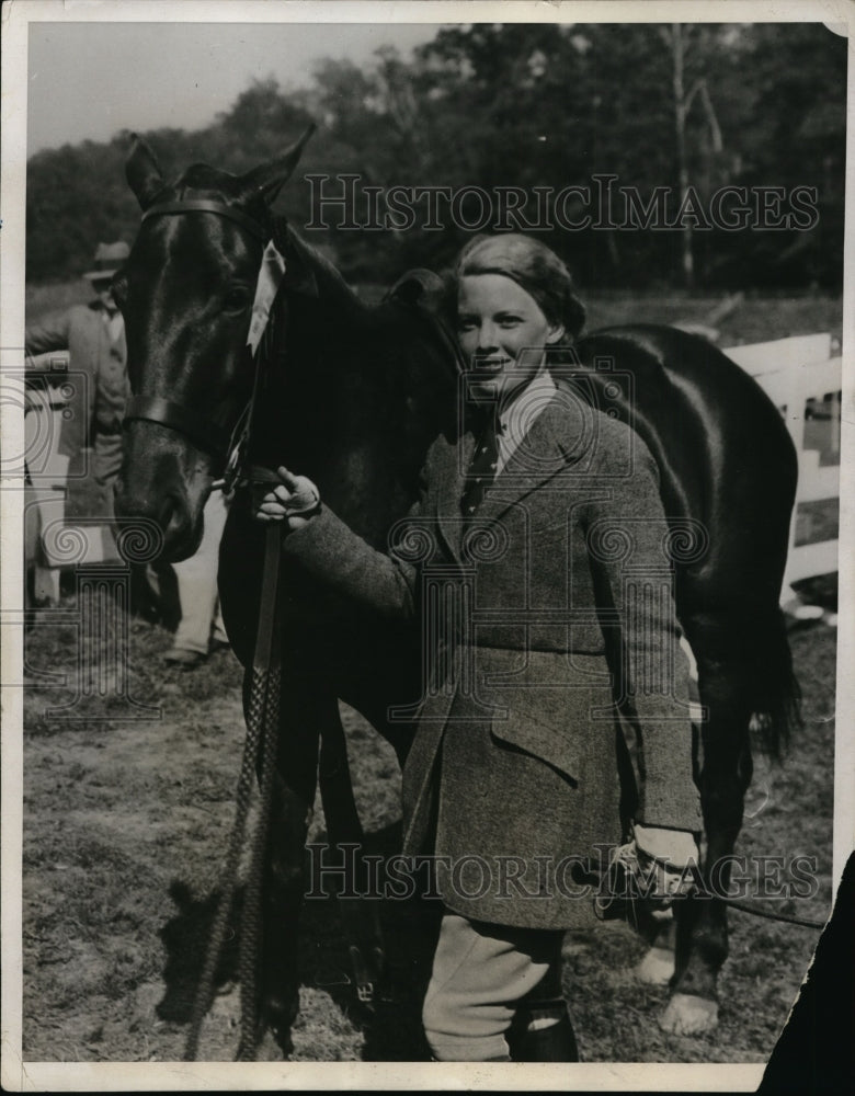 1932 Press Photo Alice DuPont &amp; her horse Seabright at NY horse show - net17895- Historic Images