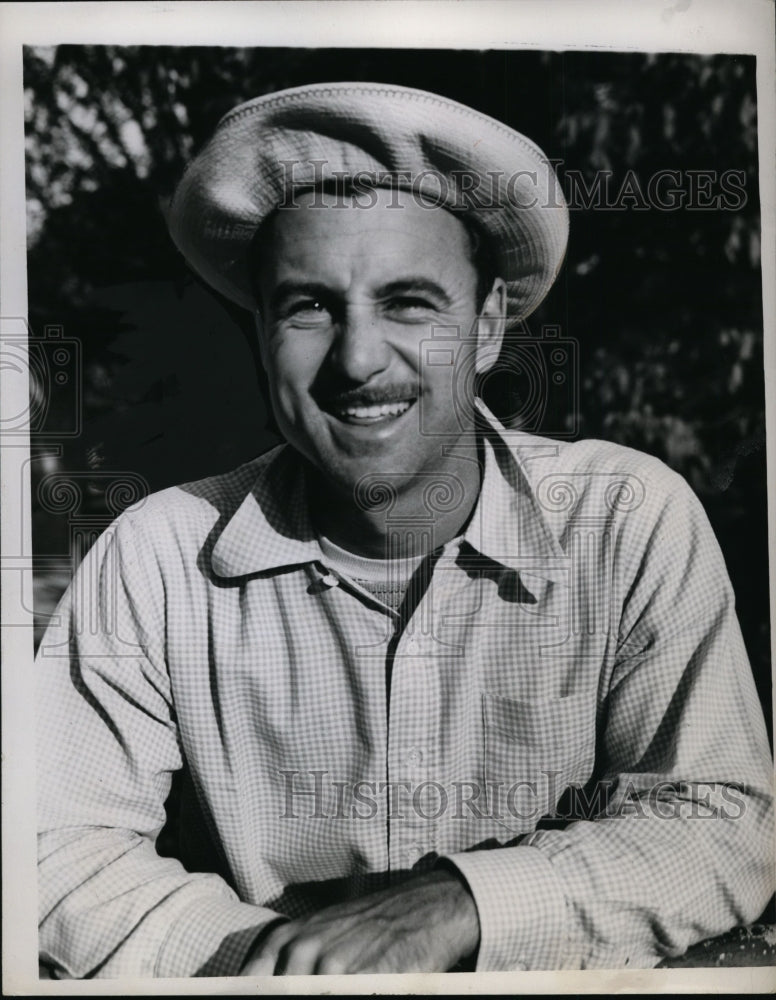 1946 Press Photo Robert Skee Riegel at a tournament golf course - net17993- Historic Images