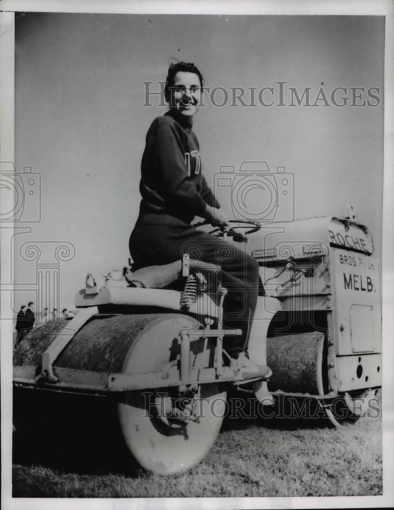 1956 Press Photo Padla Paternoster Italian track star at Olympic village- Historic Images