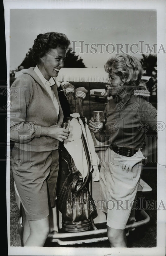 1961 Press Photo Golfers Mickey Wright & Barbara Romack at a tournament- Historic Images