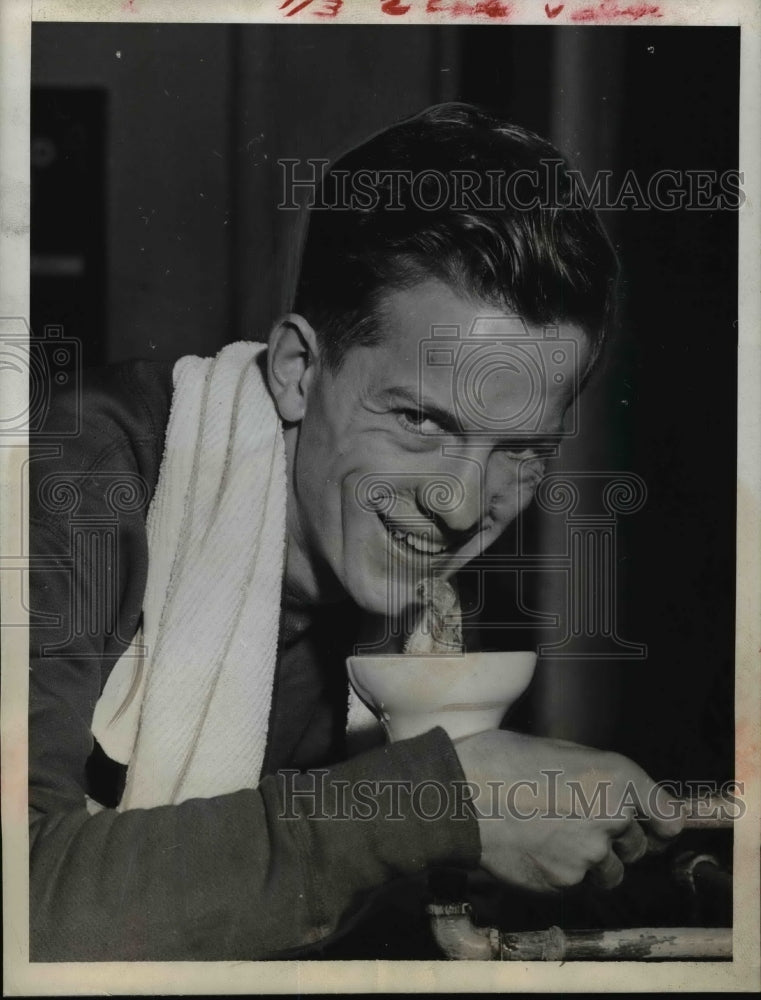 1944 Press Photo Johnny Fulton track star of Stanford University - net19271- Historic Images