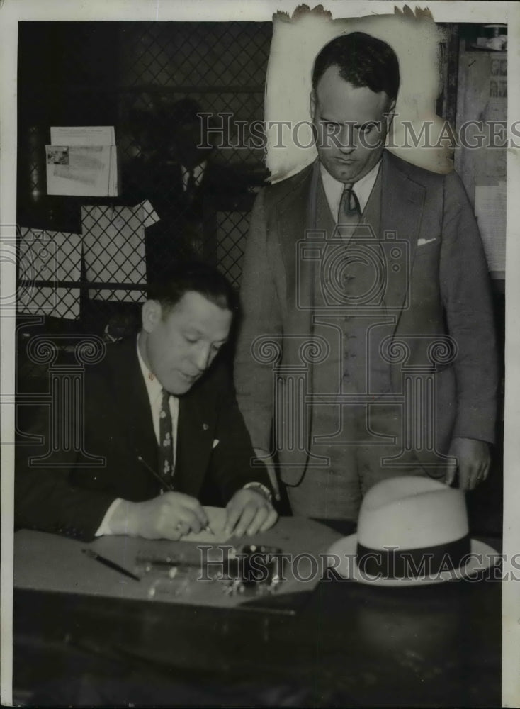 1934 Press Photo William E Vidlen at US Marshall office Chicago had ransom money- Historic Images