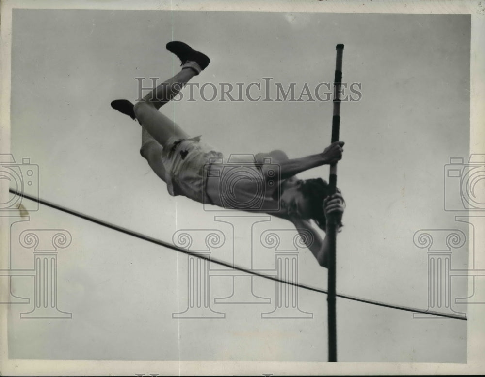 1938 Press Photo Pole vaulter Ed Keagan of East in action at a meet - net19663- Historic Images