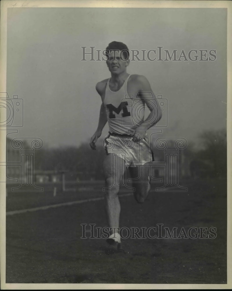 1944 Press Photo Dick Barnard of Michigan track team in a foot race - net20081- Historic Images