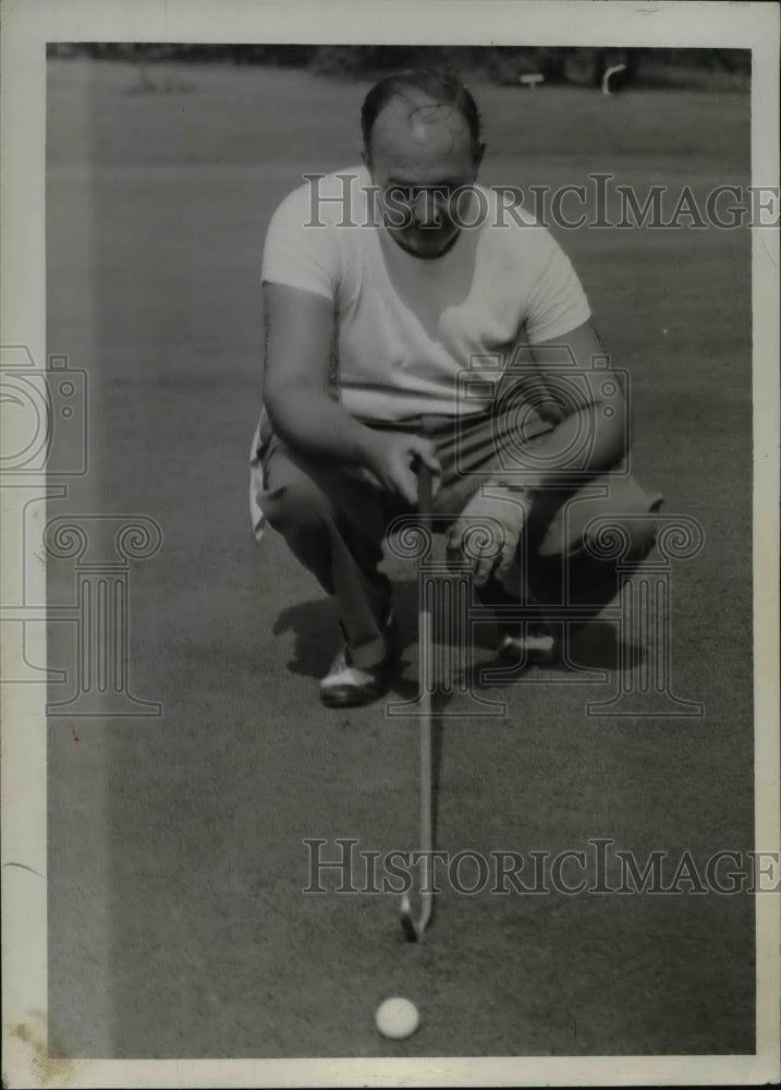 1945 Press Photo Bert DaveyJr Of Acacia Playing Golf - net20429- Historic Images