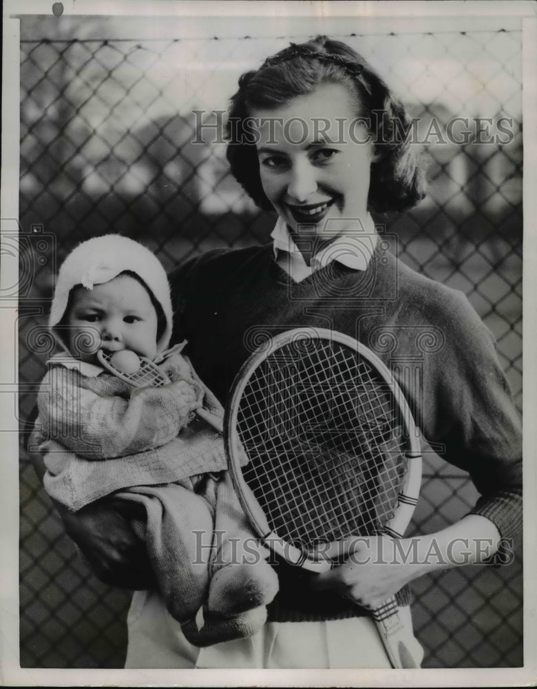 1953 Press Photo Mrs Cawthorn &amp; baby Trudy Ann at Jr Lawn Tennis in London- Historic Images