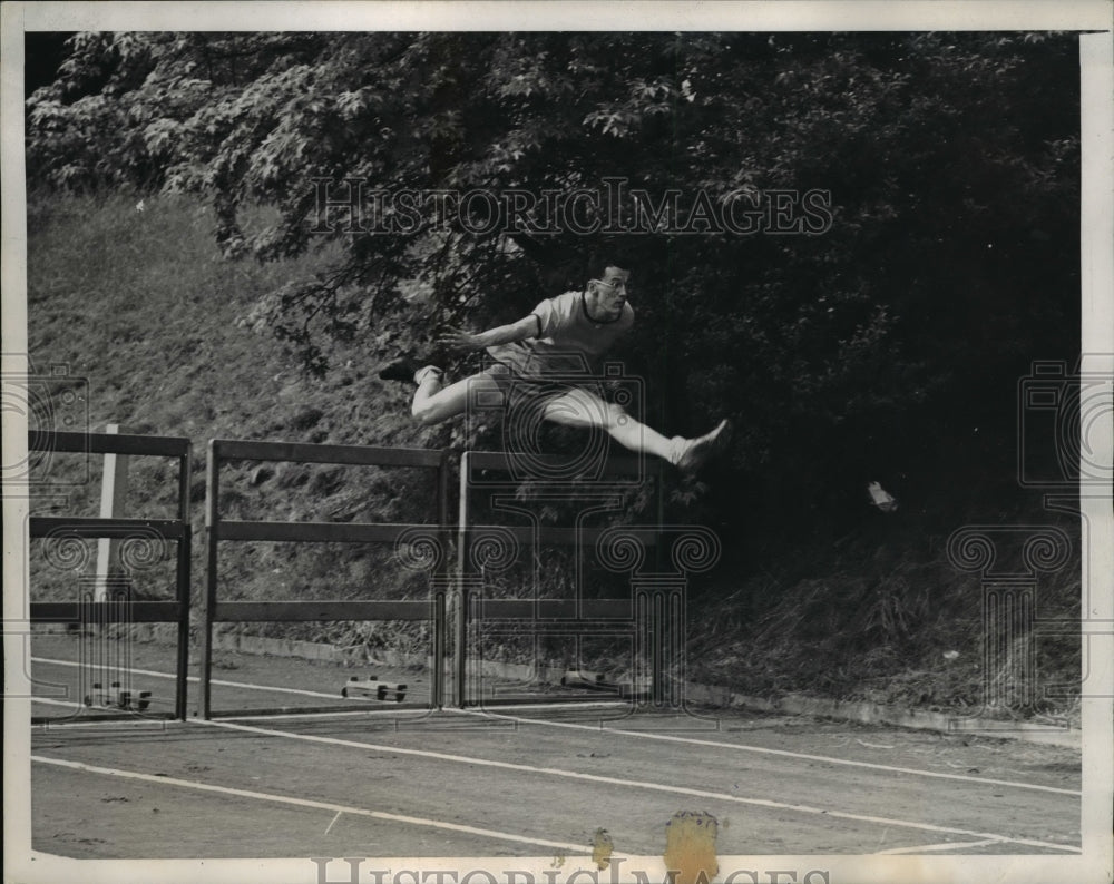 1944 Press Photo William Schnure Breaks Tape to Take 120-Yd High Hurdles Finals- Historic Images