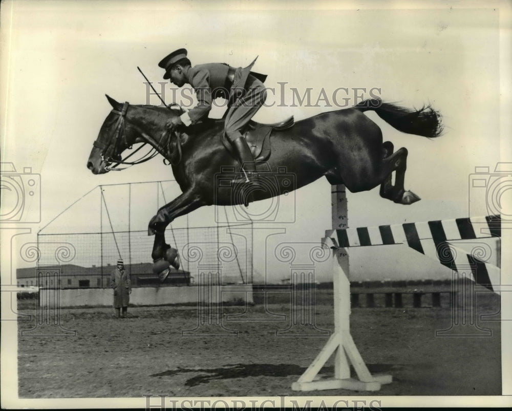 1934 Press Photo Captain Eduardo Yanez of Chile at National Horse Show NYC- Historic Images
