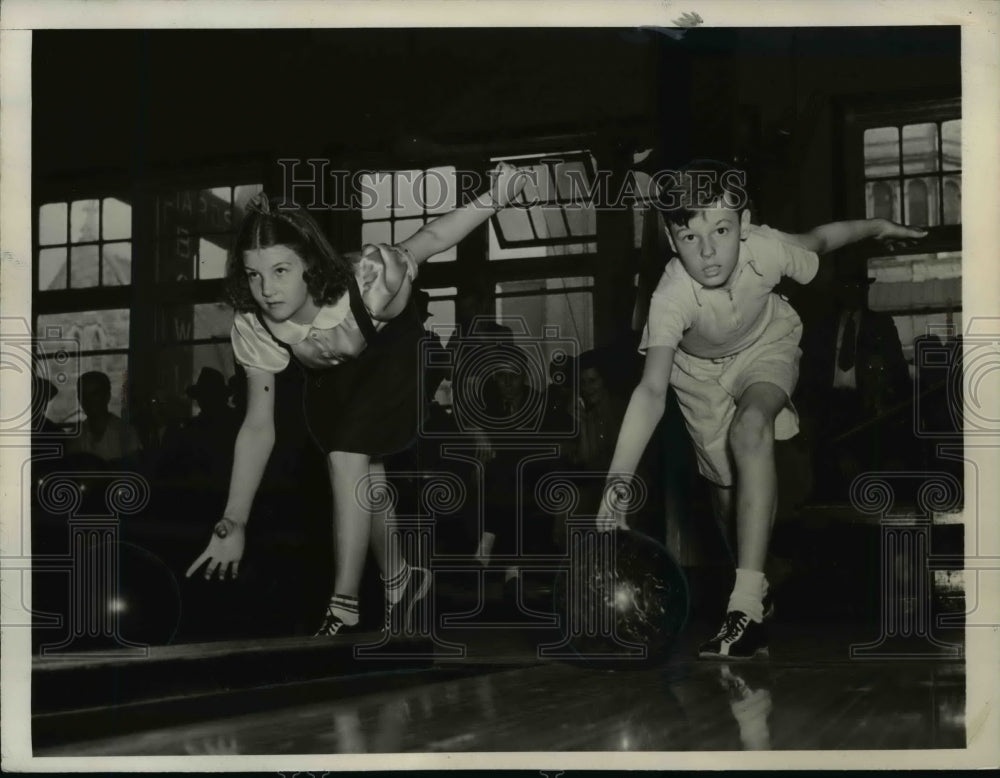 1938 Press Photo Billy English And Jun Hammill Playing Bowling - net21013- Historic Images