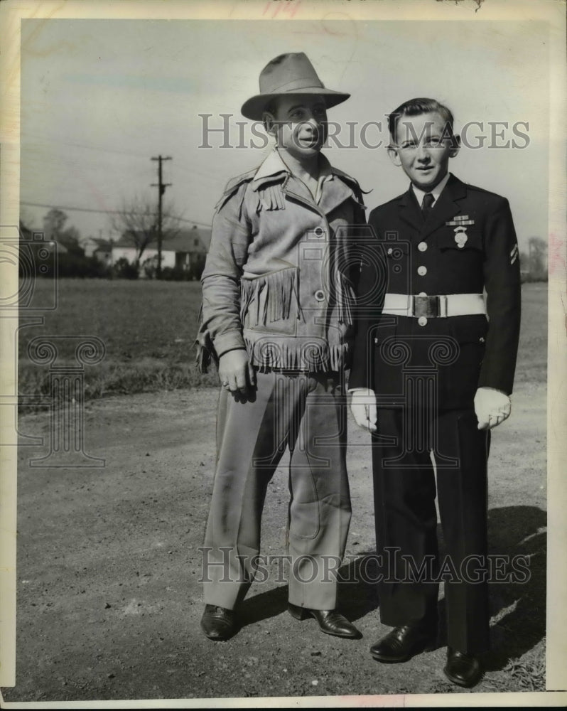 1943 Press Photo Jockey Longcdden &amp; son Vance John rode Kentucky Derby winner- Historic Images