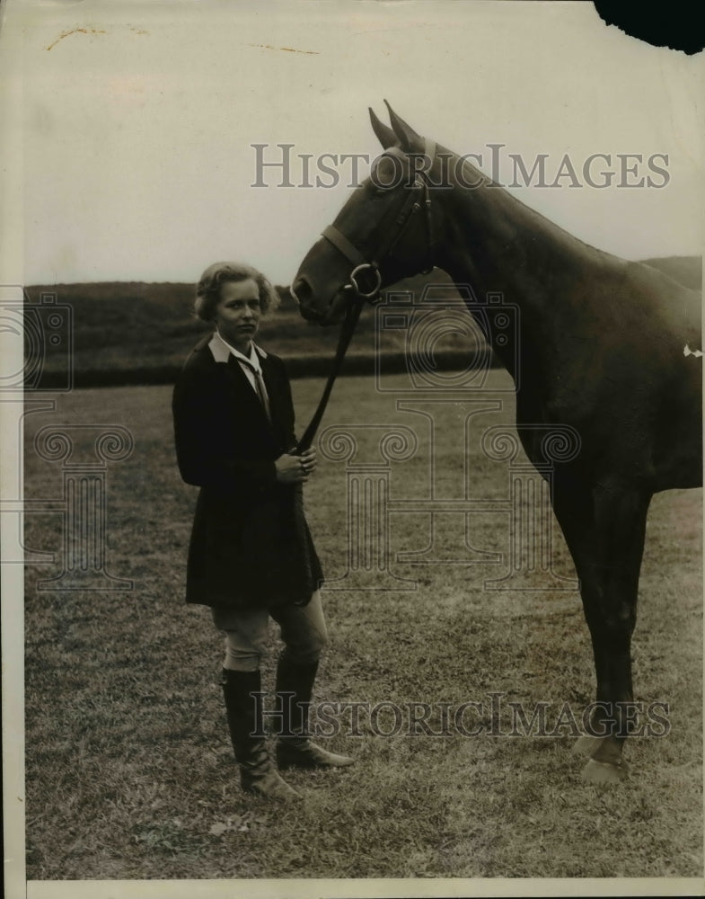 1930 Press Photo Carolyn Roberts &amp; horse at Long Island horse show - net21413- Historic Images