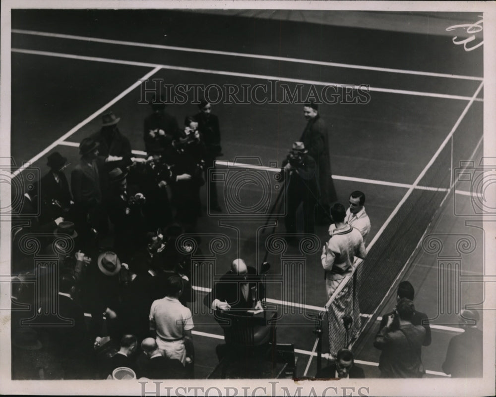 1937 Press Photo Vines and Fred Perry pose for photo before their tennis match- Historic Images