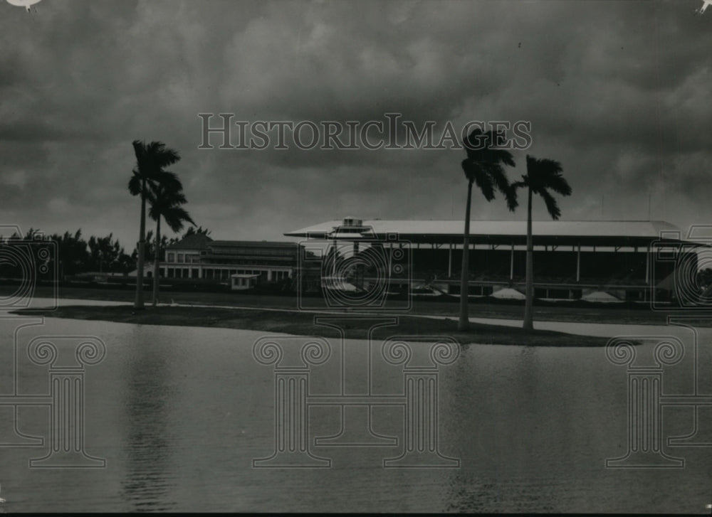 1938 Press Photo Race fans at Florida&#39;s Hialeah Park track the Jockey Club- Historic Images