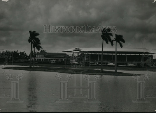 1938 Press Photo Race fans at Florida's Hialeah Park track the Jockey Club- Historic Images