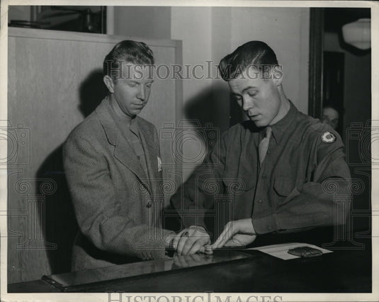 1943 Press Photo Tennis player Don Budge at Army induction with Pvt FF Morgan- Historic Images