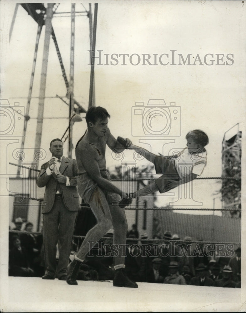 1931 Press Photo Stribs Shows Off After His Two Round Bout With Battling Mimms- Historic Images