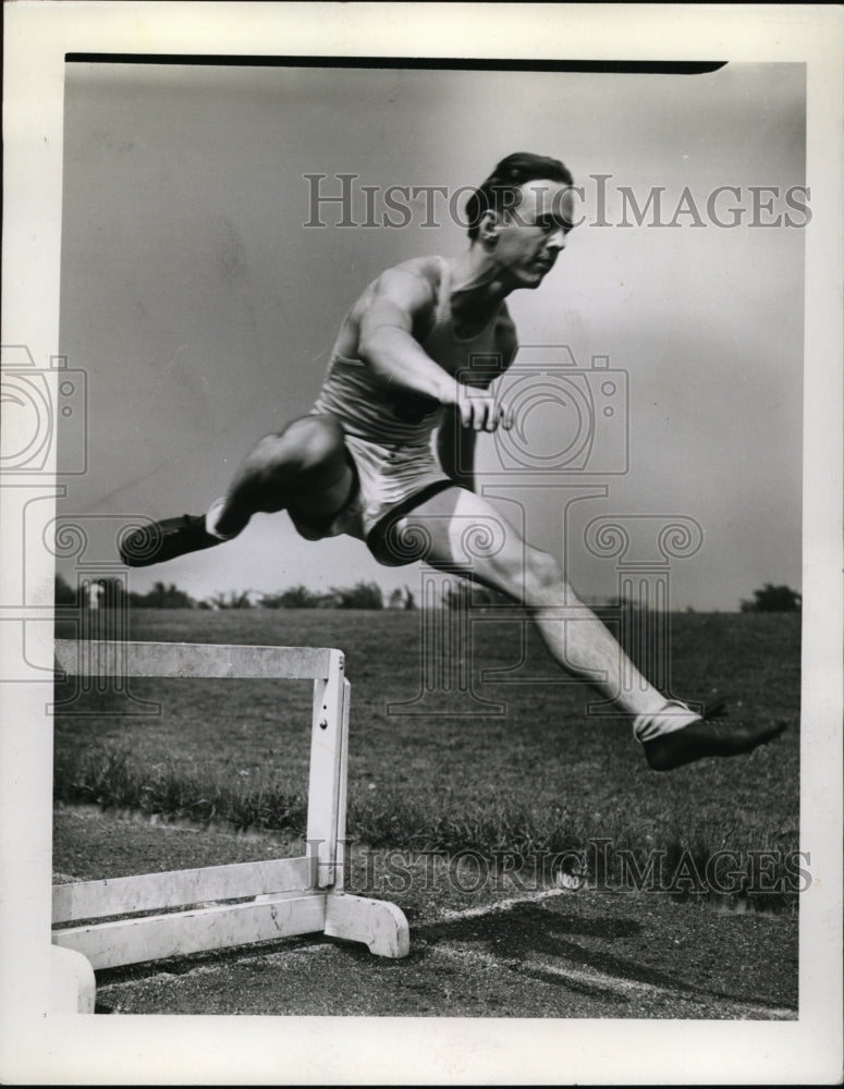 1942 Press Photo Bob Walton University School track runner in hurdles event- Historic Images