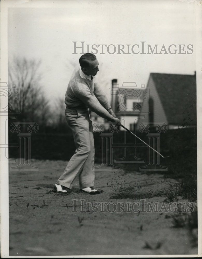 1932 Press Photo Golfer Boo Shave in the rough of a course - net22481- Historic Images