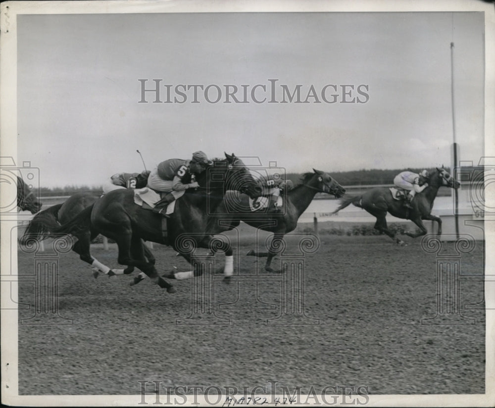 1945 Press Photo Gulfstream race in Fla C Ricks on Felt Hat wins vs Lite Bobby- Historic Images