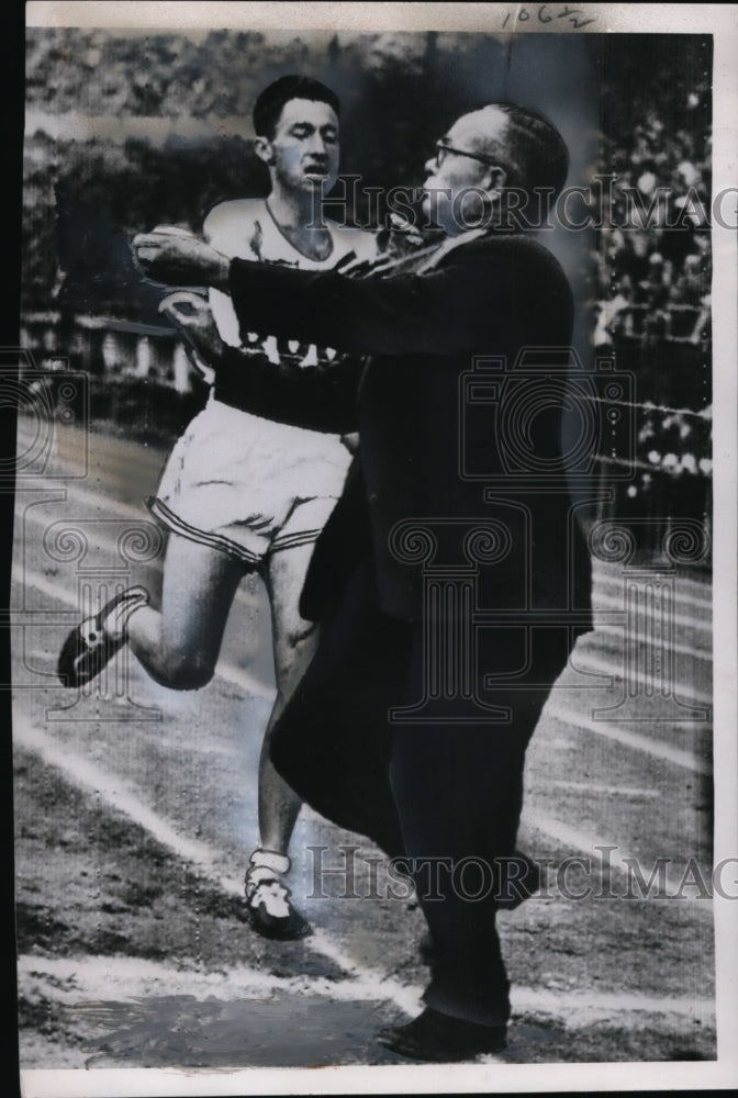 1952 Press Photo FBI man Horace Ashenfelter runs into spectator at 3000 meters- Historic Images