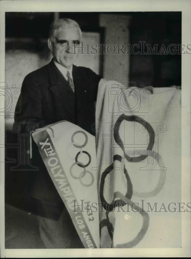 1932 Press Photo Joseph Scott &amp; new flag of Olympic Games - net23495- Historic Images