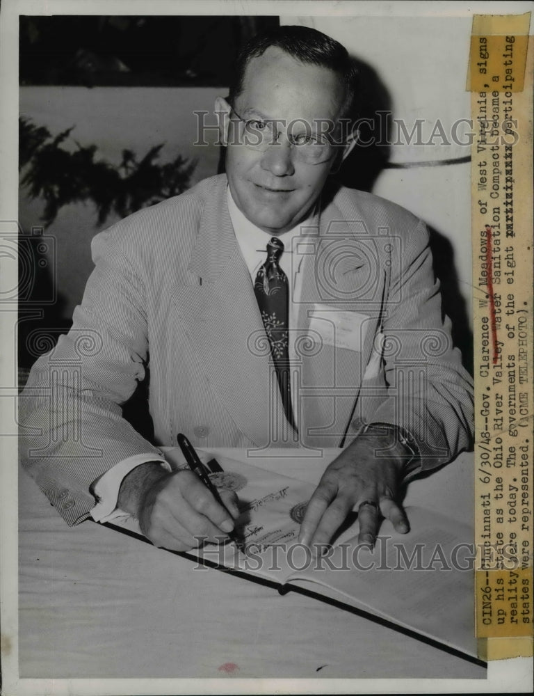 1948 Press Photo Gov Clarence Meadows WV signs Ohio River Valley Sanitation deal- Historic Images