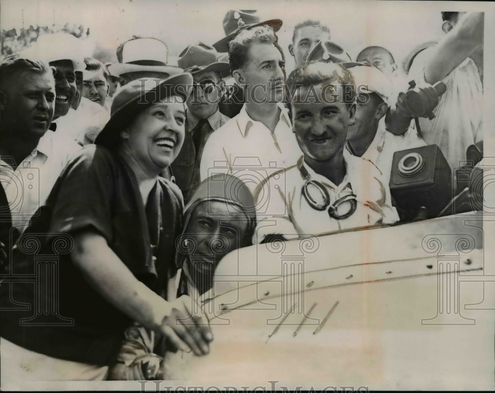 1934 Press Photo Wild Bill Cummings and mother after winning Indianapolis 500- Historic Images