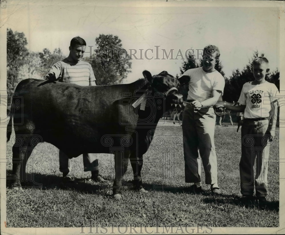 1945 Press Photo Michigan State football players at MIchigan 4-H show- Historic Images