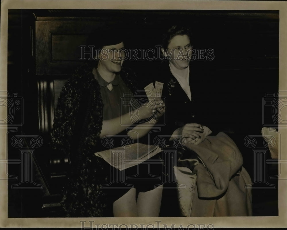 1943 Press Photo Navy football fans Florence Nee, Minnie Pfeiffer with tickets- Historic Images