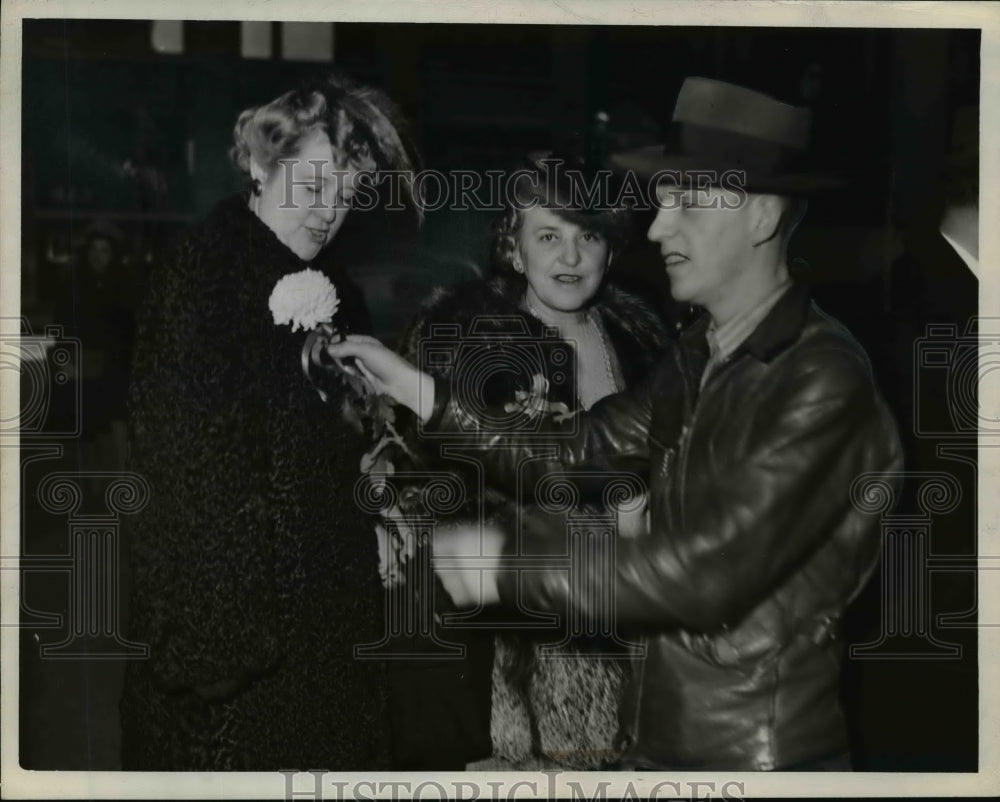1943 Press Photo Women putting flowers on their coats before football game- Historic Images