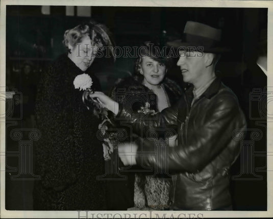 1943 Press Photo Women putting flowers on their coats before football game- Historic Images