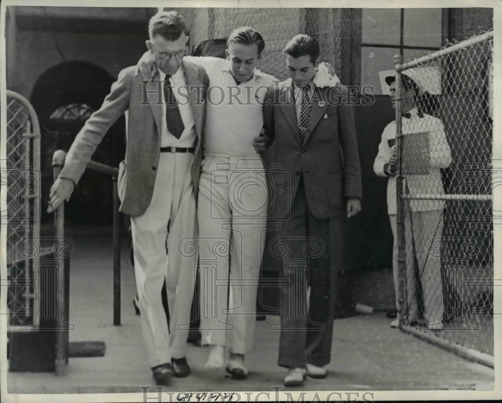 1937 Press Photo Henner Henkel injured at Davis Cup tennis vs Gene Mako- Historic Images