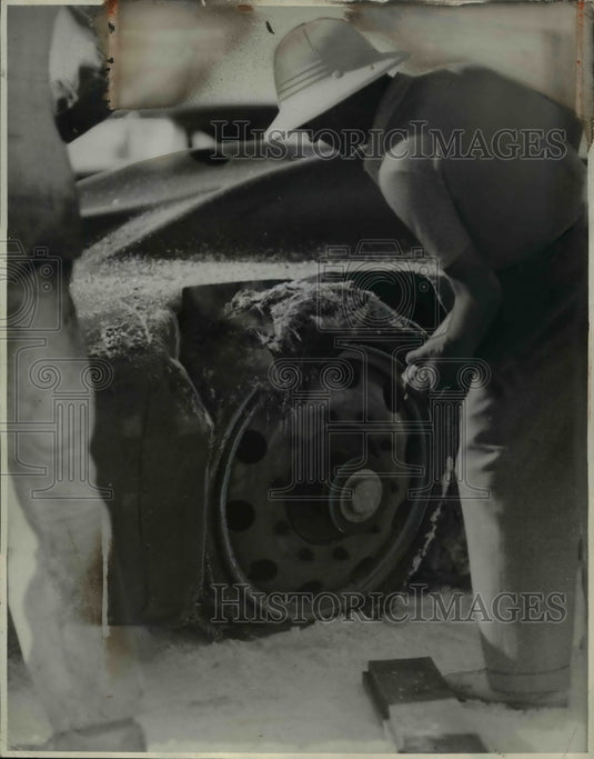1935 Press Photo Sir Malcolm's car after tire blowout in a race - net24058- Historic Images