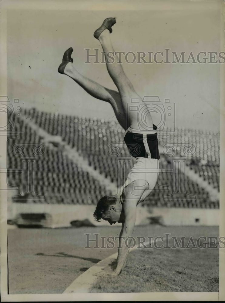 1936 Press Photo George Vardee pole vault record at AAU meet in NY - net24067- Historic Images