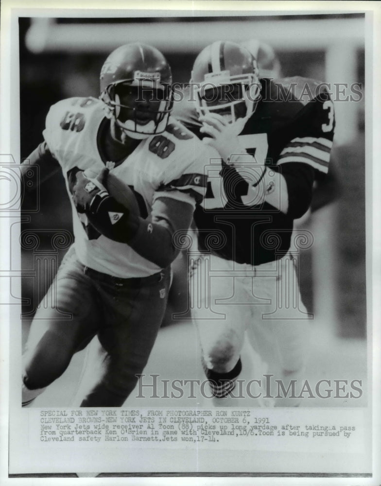 1961 Press Photo Jets Al Toon vs Browns Harlon Barnett - net24141- Historic Images