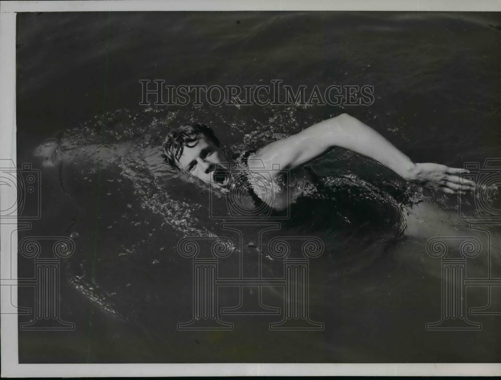 1937 Press Photo Irving McCaffrey wins 220 Free Style at NAUU Men&#39;s Swim Meet- Historic Images