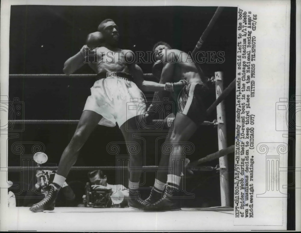 1957 Press Photo Randy Sandy lands a solid left to body of Spider Webb- Historic Images