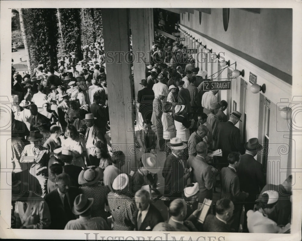 1941 Press Photo Hialeah track in Florida crowds at betting windows - net24573- Historic Images