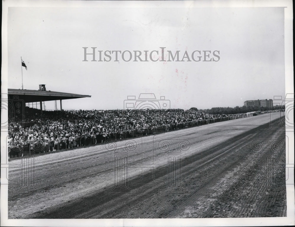 1946 Press Photo Aqueduct track NY crowds in the new grandstands - net24616- Historic Images