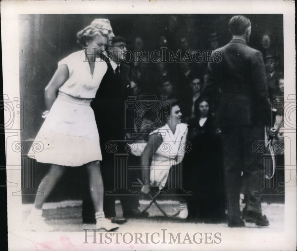 1948 Press Photo Louise Brough vs Shirley Fry at Wimbledon tennis - net24633- Historic Images