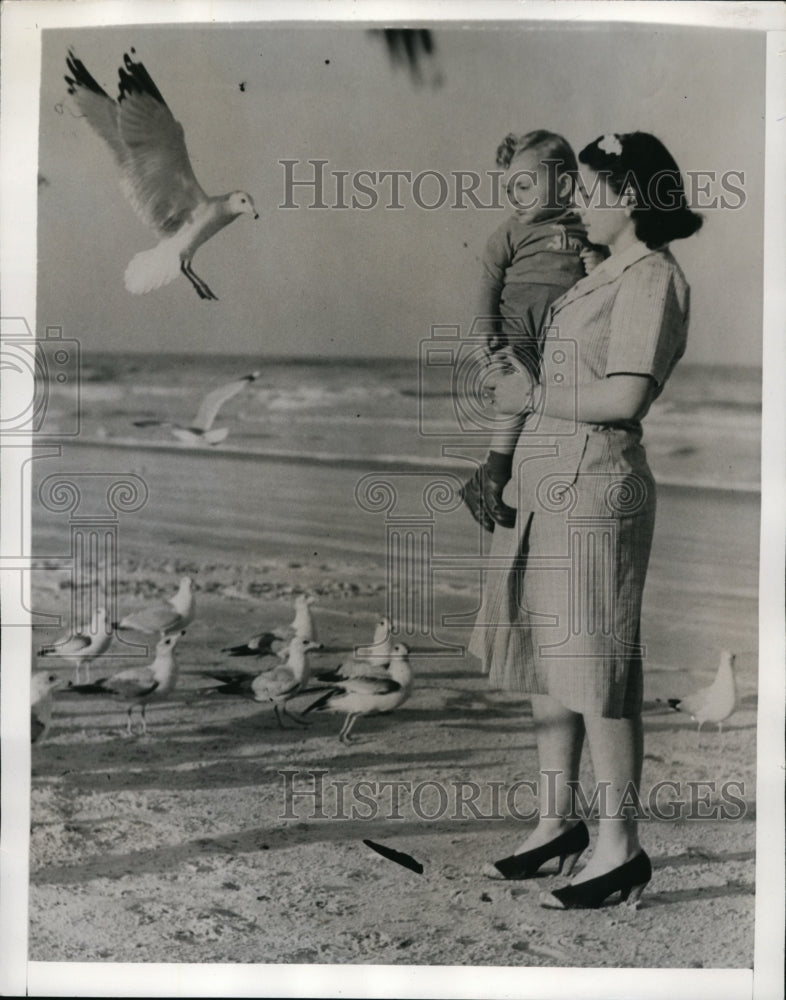 1942 Press Photo Mrs Mickey Owen &amp; son Charley as Dodgers husband leaves- Historic Images