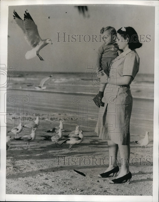 1942 Press Photo Mrs Mickey Owen & son Charley as Dodgers husband leaves- Historic Images