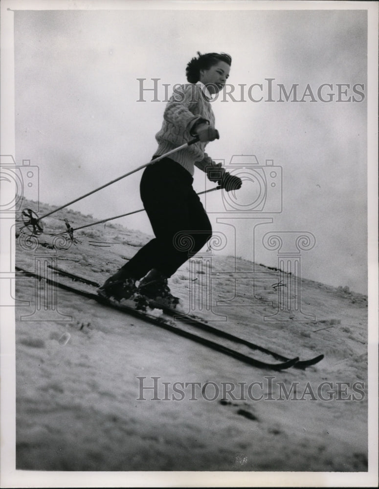 1951 Press Photo Sally Neuer of Cleveland Ski Club - net24880- Historic Images