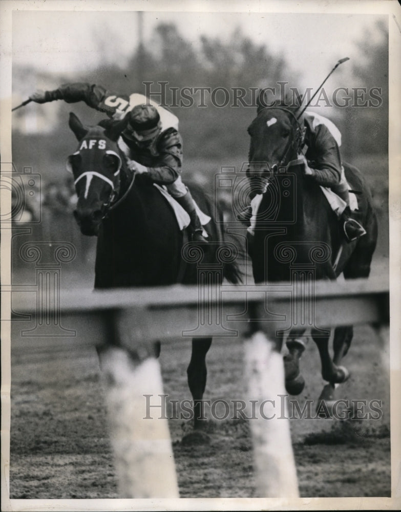 1944 Press Photo jockey G. L. Smith atop Voloway wins 2nd race, Jamaica Track- Historic Images