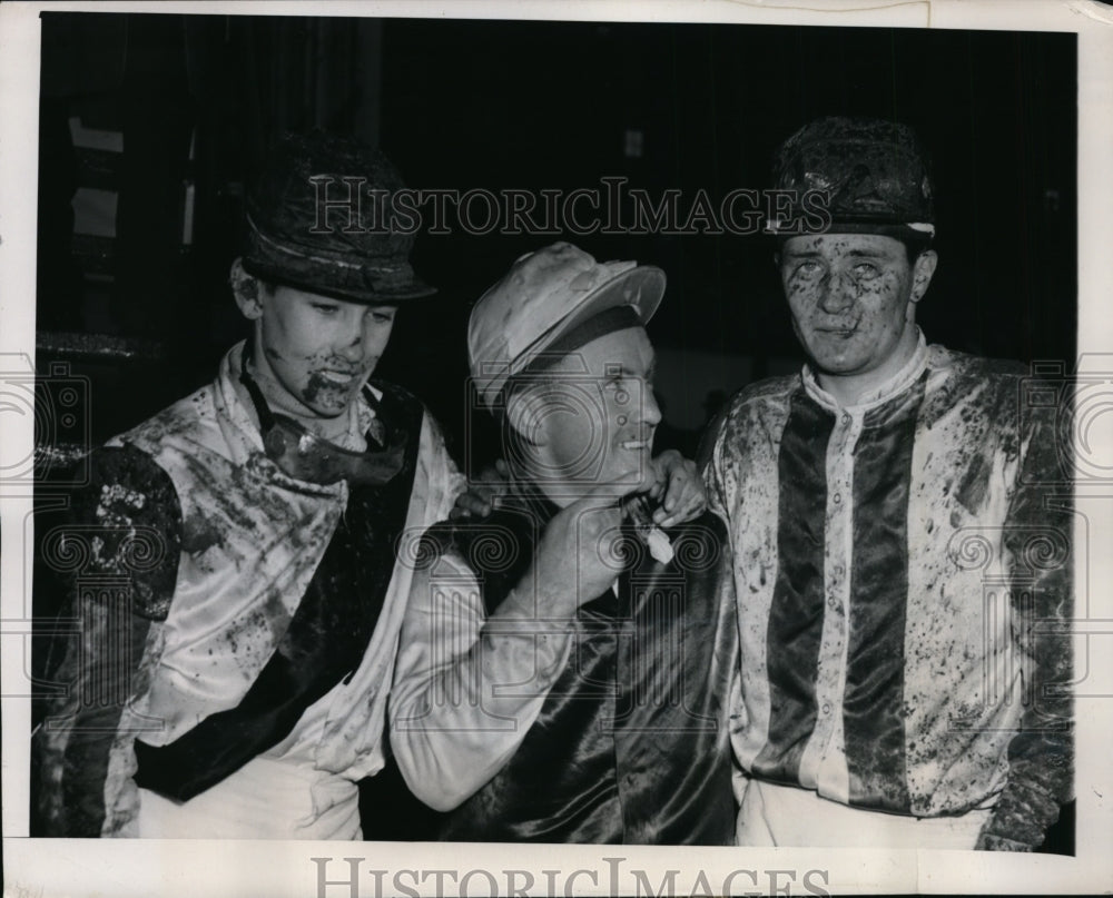 1950 Press Photo jockeys Hal Keene, Jimmy Brooks, Bill Bailey muddy after race- Historic Images