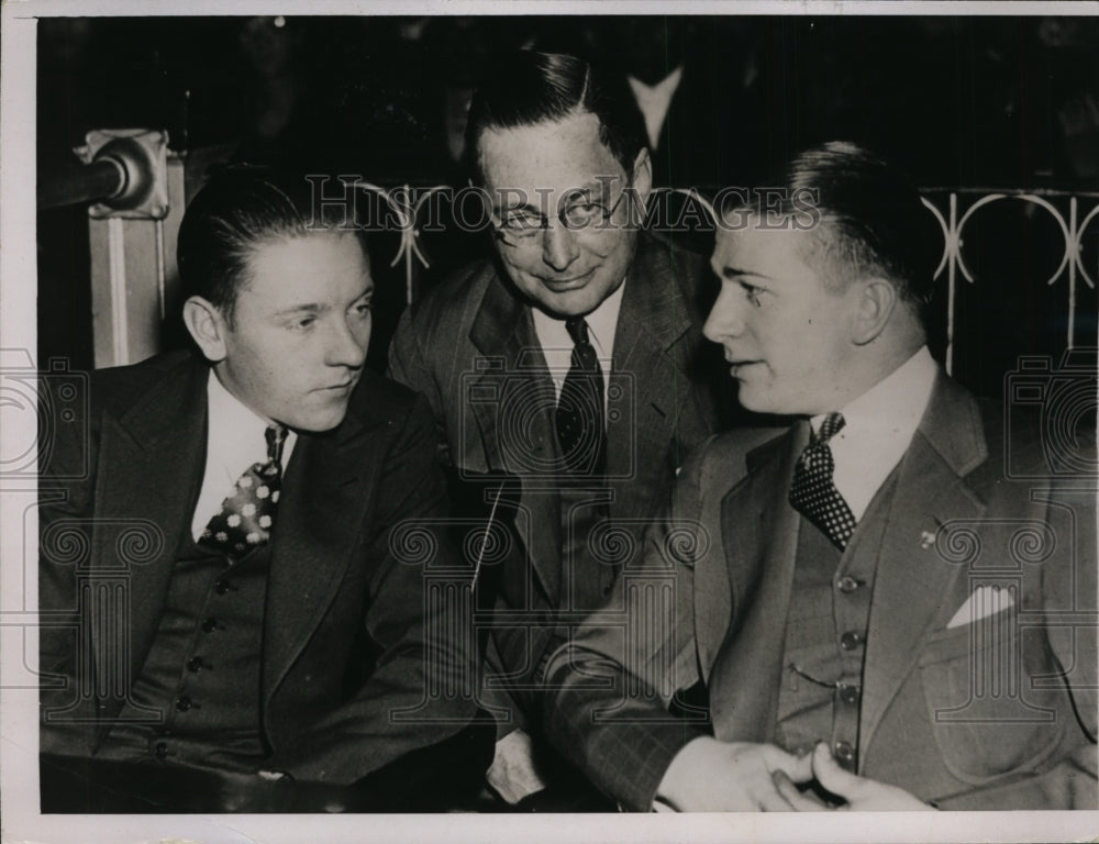 1936 Press Photo Willie Saunders jockey with Walter Schaffer, LD Greene at trial- Historic Images